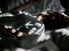 Koliko je zapravo štetno spavati sa mobilnim telefonom pored glave