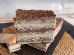 Pravi se brzo i bez pečenja: Ovo je najbolja keks torta (VIDEO)